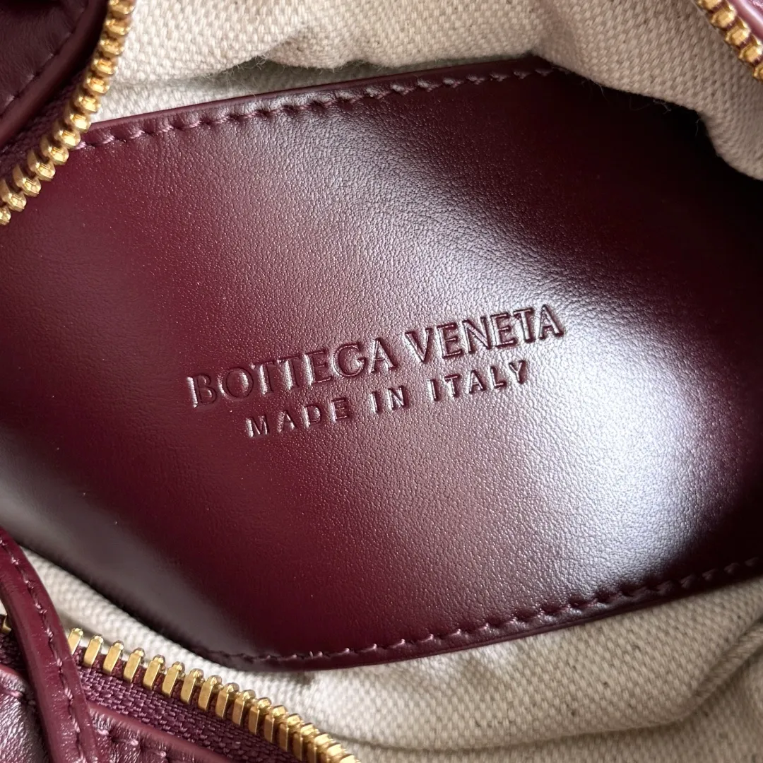 Batch 1360 BOTTEGA VENETA 2024 new loop is here! ! Many girls who like BV have owned the Loop bag. It has a simple appearance, classic weaving, and a compact and lightweight bag shape. This innovation continues the "camera bag" shape. Unlike the traditional Loop bag, which can only be worn as a crossbody bag, this innovation It can be carried by hand or cross-body, satisfying both the concave shape and daily needs. The oversized buckle can be folded and used as a handle. The sultry heat in summer ☀️ usually reduces people's desires. Having a lightweight bag will greatly enhance the happiness of traveling🫧 Style number: 796615 Size: 19*12*9cm